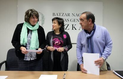 Ana Madariaga, en el centro, durante la presentación del informe sobre el Árbol de la Casa de Juntas de Gernika.