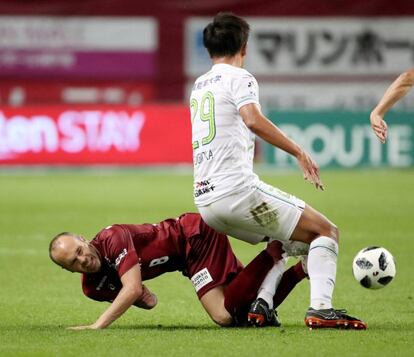 Andrés Iniesta cae al suelo durante una jugada.