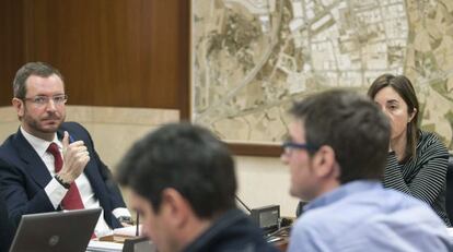 Maroto (a la izquierda) presenta en la comisión correspondiente el proyecto de presupuestos municipales para 2013.