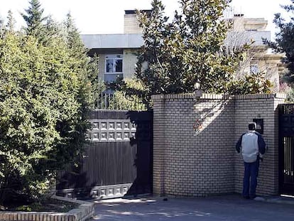 Entrada del chalé en el que vivía el millonario y donde cayó mortalmente herido.