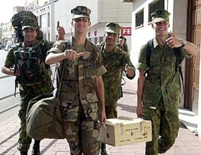 Los soldados españoles sonríen ya de vuelta en Ceuta tras la operación militar de toma del enclave, que ha durado apenas unas horas.
(AP)