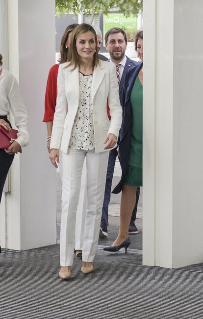 La reina Letizia eligió este conjunto de chaqueta y pantalón blancos para acudir al evento de la Asociación Española Contra el Cáncer (AECC) el pasado 22 de septiembre.