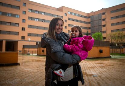 Rosa Cervera con su hija Estela, el pasado marzo en Leganés.