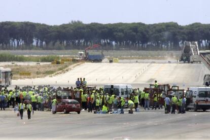 Trabajadores del servicio de tierra de Iberia ocupan las pistas del aeropuerto de Barcelona en julio de 2006.