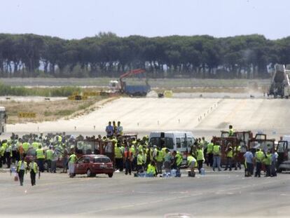 Trabajadores del servicio de tierra de Iberia ocupan las pistas del aeropuerto de Barcelona en julio de 2006.