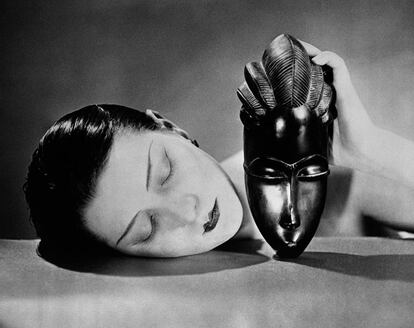 Kiki de Montparnasse, en una famosa imagen que Man Ray tomó en 1926.