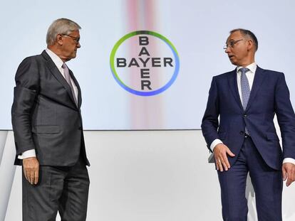 El consejero delegado de Bayer, Werner Baumann, y el presidente del consejo de supervisi&oacute;n, Werner Wenning