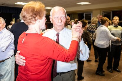 
Una pareja baila en el centro Municipal de Mayores Juan Muñoz, en Leganés. 
