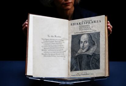 Retrato de Shakespeare en una de las copias que existen del 'First Folio', subastada por Christie's en 2020. 
