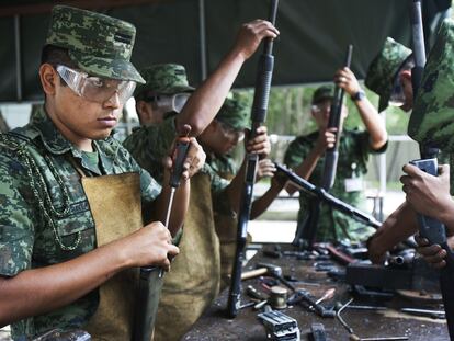 soldados del Ejército Mexicano desarman rifles decomisados a narcotraficantes en el Campo Militar No. 1, en Ciudad de México.