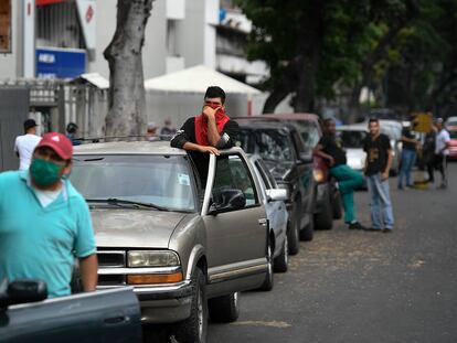 Motoristas fazem fila para abastecer em Caracas.
