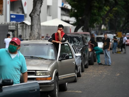 Motoristas fazem fila para abastecer em Caracas.