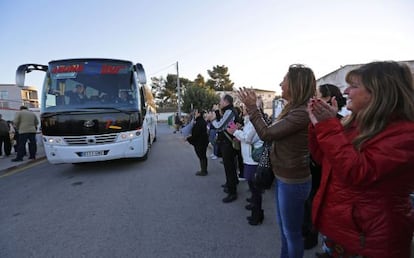 Parents in Montserrat, Valencia applaud as their children leave on the school bus for the first time since the route was cut.