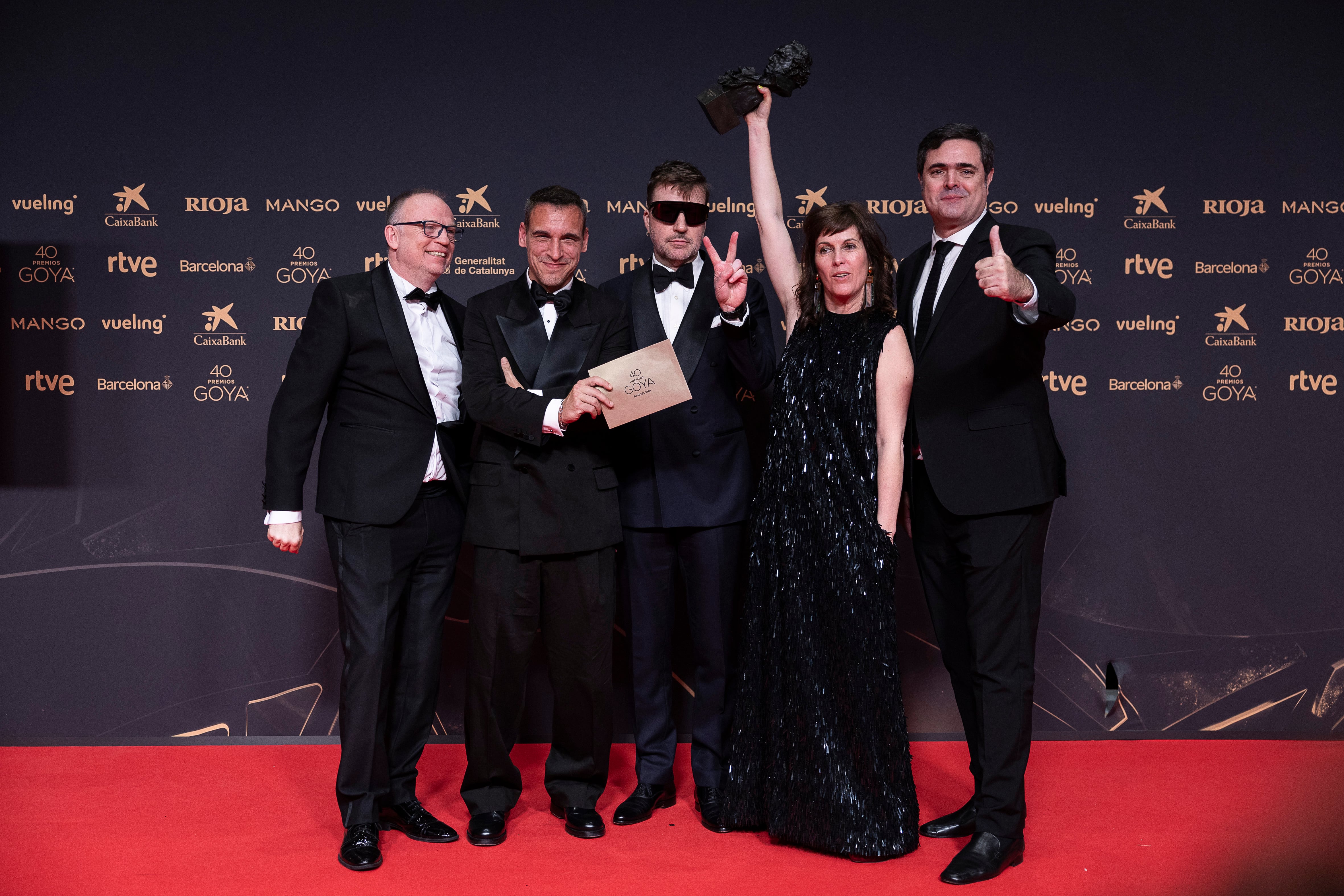 Albert Serra y el equipo de 'Tardes de soledad' después de la entrega de premios. 
