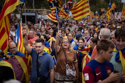 Decenas de personas participan en la manifestación por la Diada en Barcelona, este jueves. 