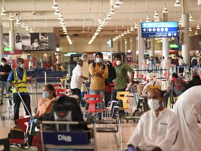 Ciudadanos indios esperan a embarcar, este jueves en el aeropuerto de Dubái.