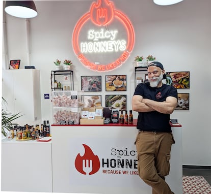 Marco E. de Moura Campos, al frente de su tienda Spicy Honneys en Barcelona