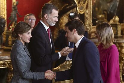 Los Reyes saludan al presidente de Ciudadanos, Albert Rivera, y su novia Beatriz Tajuelo.