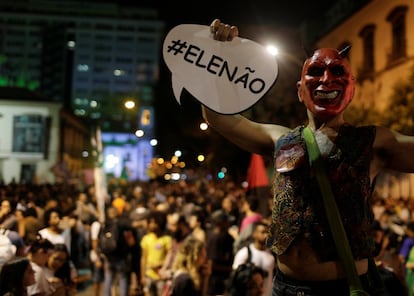 Manifestante no Rio. O protesto atraiu diferentes públicos e, de acordo com o site G1, aconteceunos 26 Estados e no Distrito Federal. Bolsonaro lidera as pesquisas de opinião com 28% das intenções de voto para presidente, seguido por Fernando Haddad (PT), com 22%.