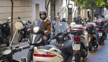 Motos aparcadas en las aceras en la calle de Santa Àgata en Gràcia.