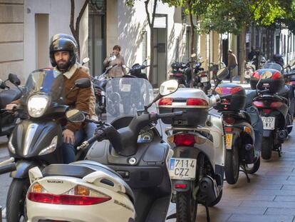 Motos aparcades a les voreres al carrer de Santa Àgata a Gràcia.