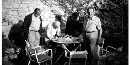 Pablo Picasso amb el notarti Raimon Noguera i el regidor Josep Blajot a la residencia de Picasso Notre Dame de Vie Mougins, el 1969.