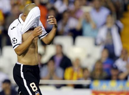 Feghouli se tapa la cara tras ser expulsado ante el Zaragoza.  