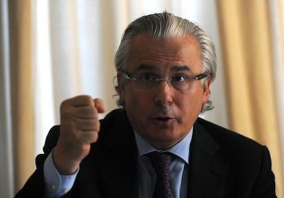 Spanish judge Baltasar Garz&oacute;n speaks during a press conference in Montevideo on June 10, 2013.   