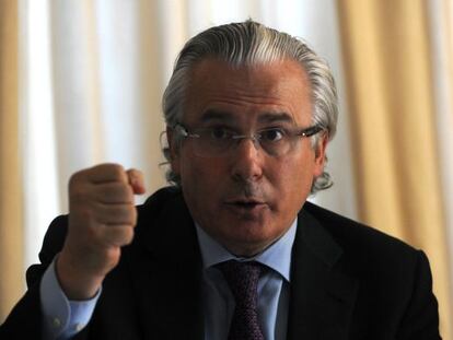 Spanish judge Baltasar Garz&oacute;n speaks during a press conference in Montevideo on June 10, 2013.   