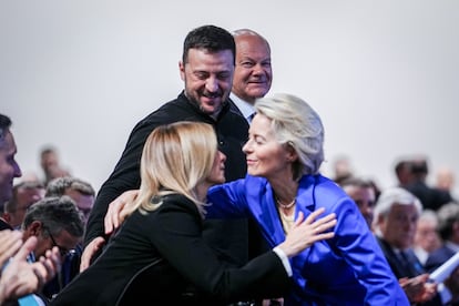 El canciller alemán, Olaf Scholz, y el presidente ucranio, Volodímir Zelenski, observan a Olena Zelenska y Ursula von der Leyen saludarse, durante la conferencia de reconstrucción de Ucrania, este martes.