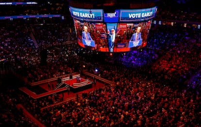 Miles de personas asisten al acto electoral del candidato republicano Donald Trump, este domingo en el Madison Square Garden de Nueva York.