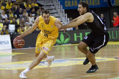 El jugador del Gran Canaria, Txemi Urtasun, recibe la presión de Quino Colom.