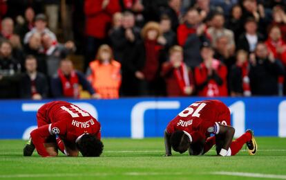 Mohamed Salah (izquierda) ceñebra eñ segundo gol con Sadio Mane.

