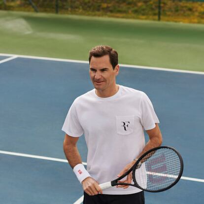 La firma japonesa Uniqlo ha lanzado dos camisetas, en blanco y en negro, que incluyen el logotipo RF creado por Roger Federer, embajador de la marca. El tenista se ha involucrado en el proceso de creación.