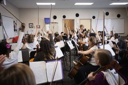 Un grupo de alumnos participa en una clase de música.