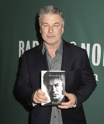 <p>‘Nevertheless’ es el título de la segunda biografía de Alec Baldwin, publicada el pasado marzo y en el que habla de los mejores momentos y de los más duros. Eso sí, en este no habla del fin de su matrimonio con la actriz Kim Basinger, sobre el que ya escribió en su libro de 2008. </p> <br> <p> <p> En sus páginas, habla de sus adiciones de alcohol y drogas —está sobrio desde 1985—, así como también del turbio episodio que vivió con su hija, cuando salió a la luz un audio en el que insultaba a una entonces niña de 11 años en plena batalla judicial por su custodia con su exesposa. “Mi relación con mi hija se ha curado. Pero como algo que se ha roto, nunca es exactamente lo mismo”, dice de un episodio que lamenta cada día. </p> <br> <p> <p> Unas páginas en las que toda una estrella de Hollywood también habla de Ben Affleck o Witney Houston, aunque sus palabras más fuertes las reserva para su colega de profesión Harrison Ford: “En persona, es un hombre pequeño, corto, esquelético y nervudo, cuya suave voz suena como si viniera de detrás de una puerta”, escribe Baldwin sobre el actor que le reemplazó en la secuela de ‘La caza del octubre rojo’ (1990).</p> <br> <p>