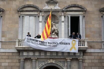 Pancarta al balcó de la Generalitat reclamant la llibertat dels polítics empresonats.