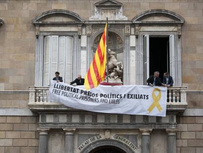 Pancarta al balcó de la Generalitat reclamant la llibertat dels polítics empresonats.