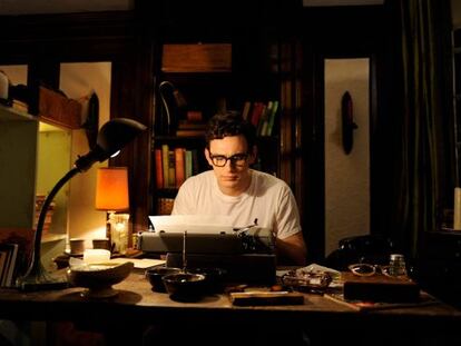 James Franco interpretando a Allen Ginsberg en &#039;Howl&#039; y record&aacute;ndonos que si &eacute;l fuera solo escritor tambi&eacute;n estar&iacute;a en esta lista