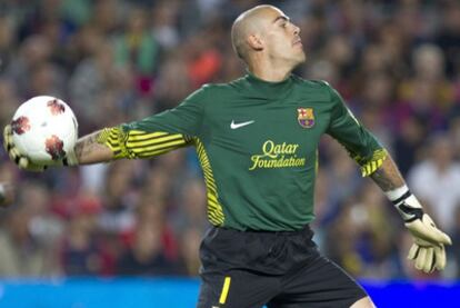 Victor Valdés saca con la mano durante el partido ante el Sevilla.