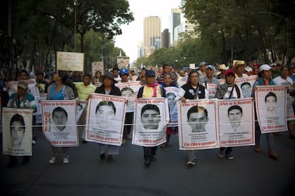 Protestas en el paseo de la Reforma, este viernes, en las que se pidió justicia por los estudiantes de al escuela normal rural de Ayotzinapa