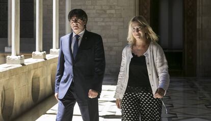 Puigdemont, con la portavoz del Gobierno, Neus Munte, ayer.