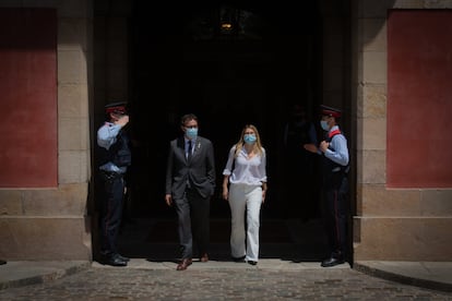 Los diputados de Junts Josep Rius (i) y Elsa Artadi (d), salen del Parlament tras la investidura del candidato de ERC, el pasado viernes