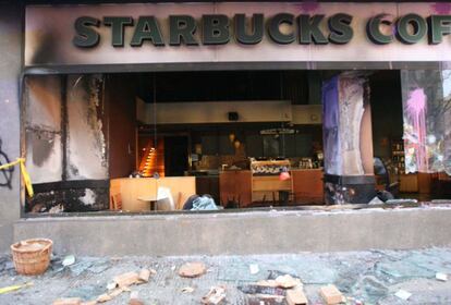 Cafeteria Starbucks de la plaza Urquinaona tras el incendio provocado.
