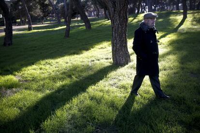El poeta Caballero Bonald, en el parque de la Dehesa de Madrid, a finales de 2001.