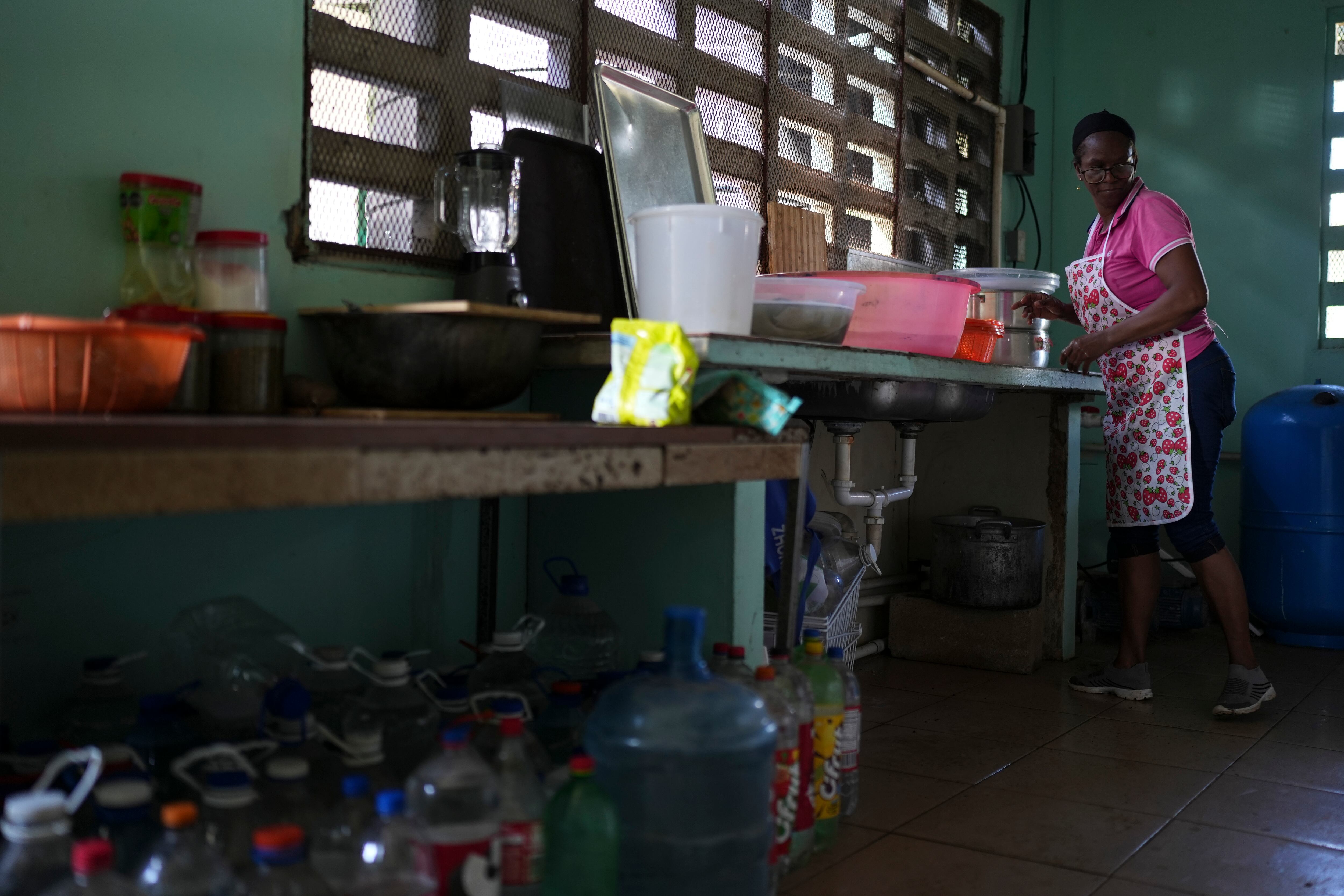 María Salazar cocina en una escuela de Colón (Panamá).