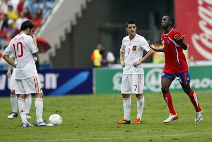 Campbell celebra el segundo gol de Costa Rica, mientras Cesc y Villa se lamentan al fondo.