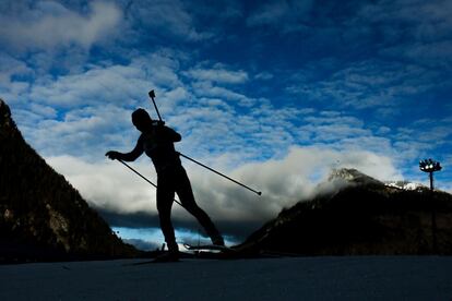 Galina Vishneckaya de Kazajistán compite en la Copa del Mundo de Biatlón, en la prueba individual femenina de 15 kilómetros, en la ciudad de Ruhpolding (Alemania), 10 de enero de 2014.