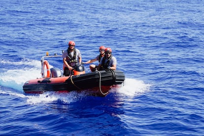 Los socorristas del 'Astral', durante una práctica de salvamento en el Mediterráneo Central, el pasado jueves.