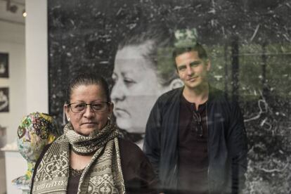 Gloria Astrid Martínez, madre un joven asesinado por el Ejército, y el fotógrafo Carlos Saavedra, en la exposición.